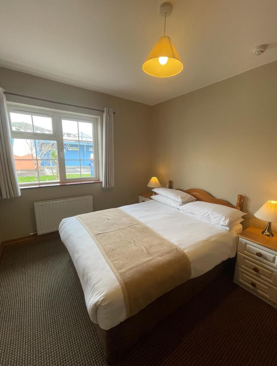 Dingle Harbour Nights Hotel Екстериор снимка